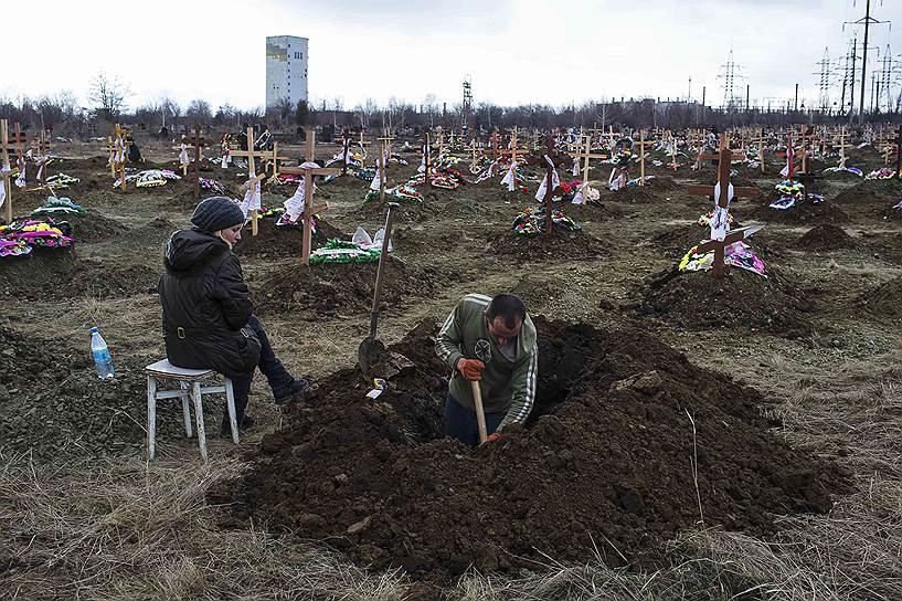 Донецк, Украина. Рытье могил для шахтеров, погибших при аварии на шахте Засядько