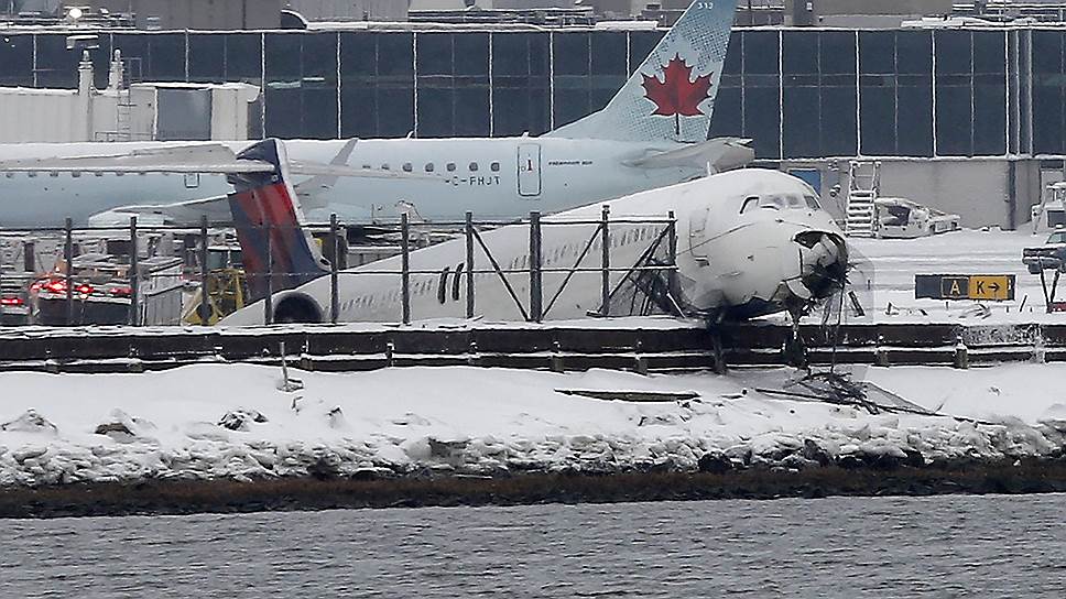 Нью-Йорк, США. Самолет авиакомпании Delta Airlines, выкатившийся при посадке за пределы рулежной дорожки из-за метели