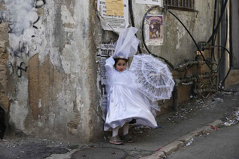Иерусалим, Израиль. Девочка, одетая в костюм невесты, во время празднования Пурима