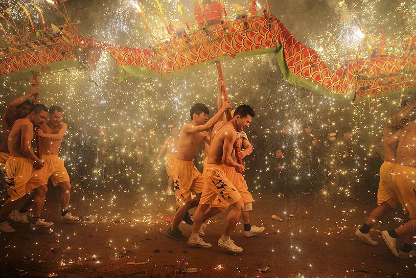 Мэйчжоу, Китай. Артисты исполняют танец огненного дракона во время празднования Фестиваля фонарей