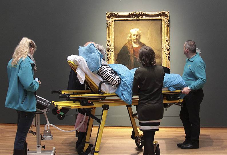Амстердам, Нидерланды. Неизлечимо больная женщина, страдающая от бокового амиотрофического склероза, смотрит на автопортрет Рембрандта в Государственном музее. Посещение выставки было одним из ее последних желаний и было исполнено местной благотворительной организацией