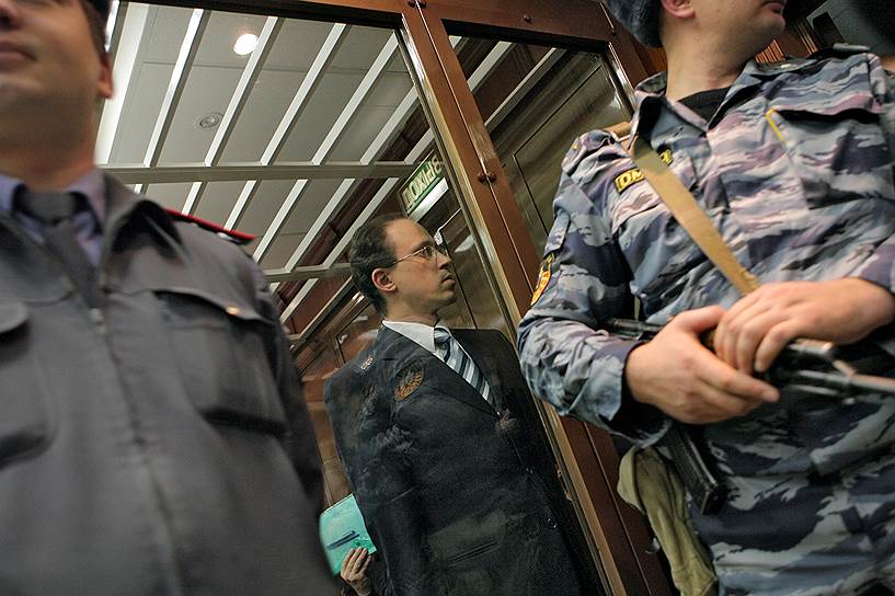 Через месяц после убийства 14 сентября 2006 года в Москве первого зампреда ЦБ Андрея Козлова были задержаны трое граждан Украины, которым предъявили обвинение в непосредственном исполнении преступления. 11 января 2007 года Генпрокуратура объявила о задержании заказчика убийства, им оказался бывший председатель правления ВИП-банка Алексей Френкель (на фото). В 2008 году суд приговорил его к 19 годам, остальные получили от шести лет до пожизненного заключения