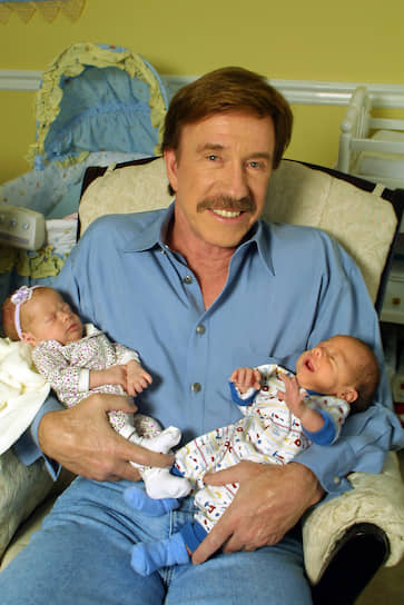 «Мне нравится, что я произвожу на детей положительное впечатление»
&lt;br>Норрис — отец пятерых детей. Несмотря на первый развод, он общается со своими старшими детьми, которые считают его образцовым отцом
&lt;br>На фото: с новорожденными близнецами Даниэлем и Дакотой (2001 год)
