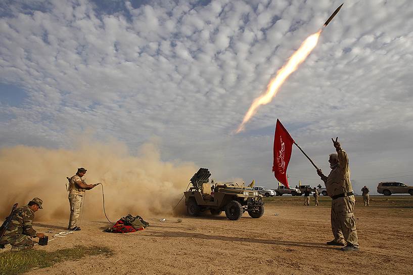 Аль-Алам, Ирак. Бойцы шиитского ополчения ведут огонь по позициям Исламского государства