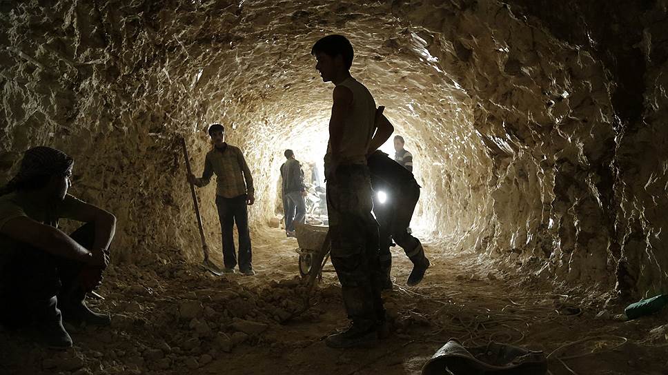 Хама, Сирия. Пещера в горах, вырытая повстанцами для укрытия от бомбардировок Башара Асада