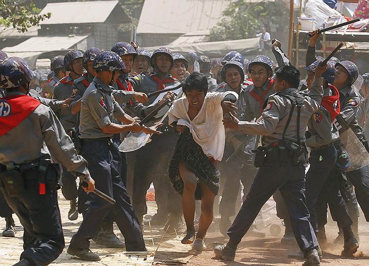 Летпадан, Мьянма. Разгон студенческой демонстрации против реформы образования