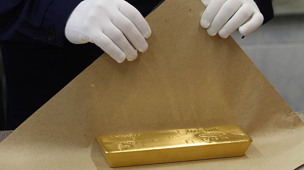 Почему биржевые фонды распродают золото тоннами