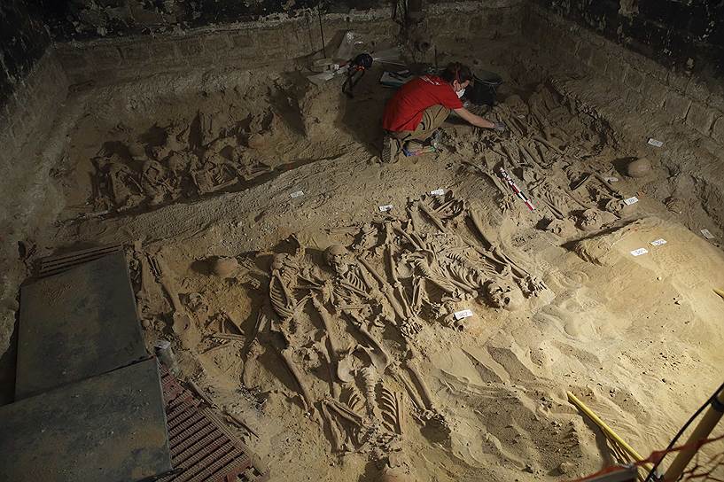 Во время археологических раскопок в Париже найдены около 200 неизвестных захоронений