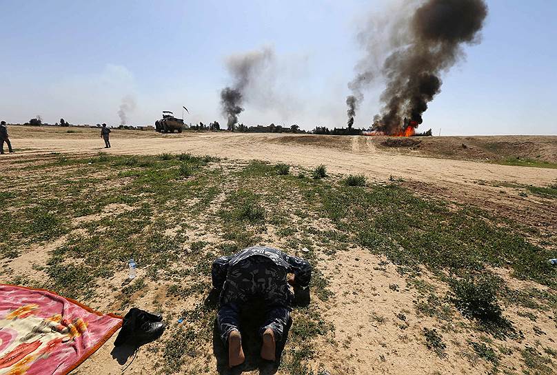 Военный в Ираке молится после победы в бою над боевиками ИГ