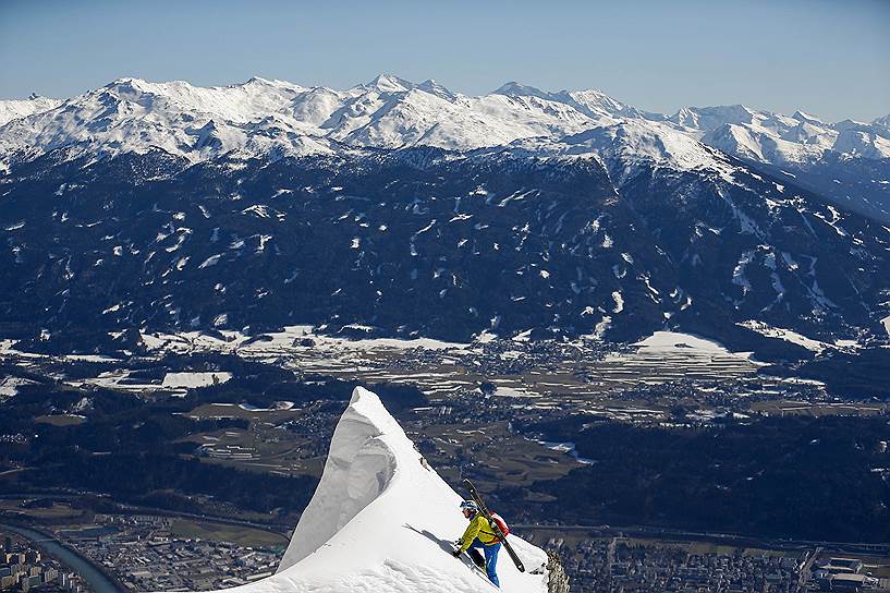 Лыжник  на вершине горы в Инсбруке (Австрия)