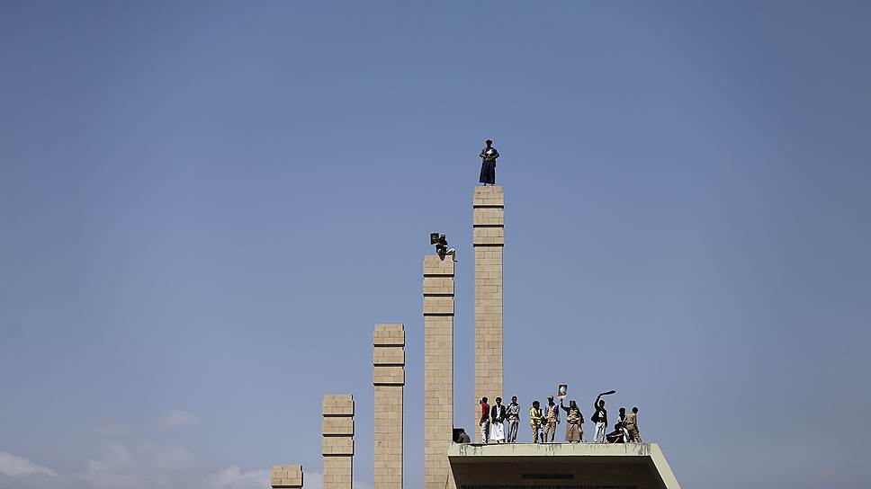 Сторонники бывшего президента Йемена Али Абдуллы Салеха во время демонстрации с требованием допустить его до президентских выборов