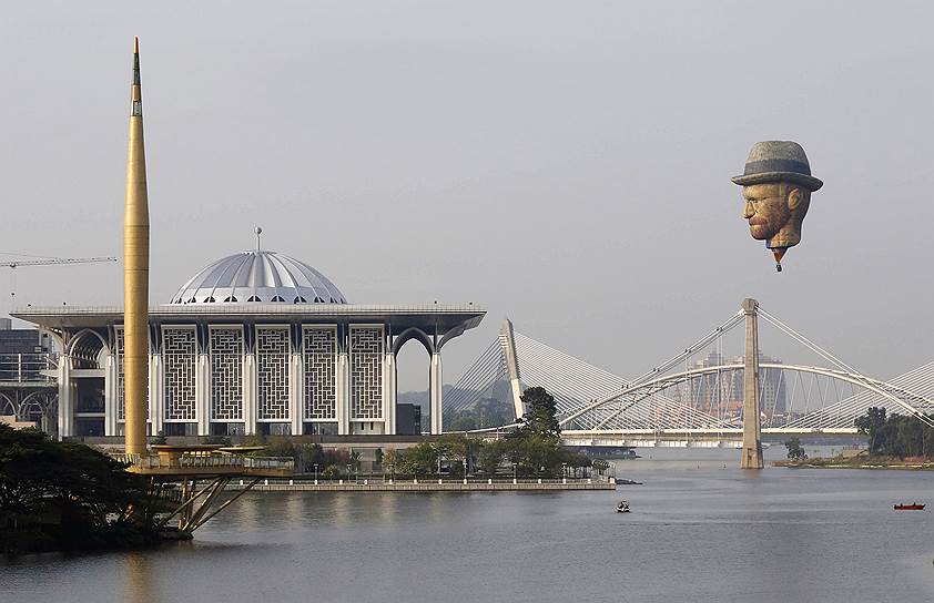 Путраджая, Малайзия. Воздушный шар в форме головы Винсента ван Гога, созданный по мотивам знаменитого автопортрета, во время фестиваля воздухоплавания