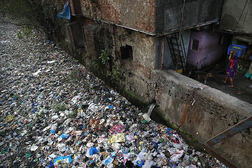 Мумаби, Индия. Загрязненный канал в Дхарави, одной из самых больших трущоб в мире