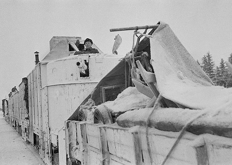 28 ноября было объявлено о денонсации Договора о ненападении с Финляндией, а 30 ноября советским войскам был дан приказ к переходу в наступление. 14 декабря 1939 года СССР как агрессор был исключен из Лиги Наций. Финская армия начинала войну плохо вооруженной — ее силы были практически в два раза меньше советских
