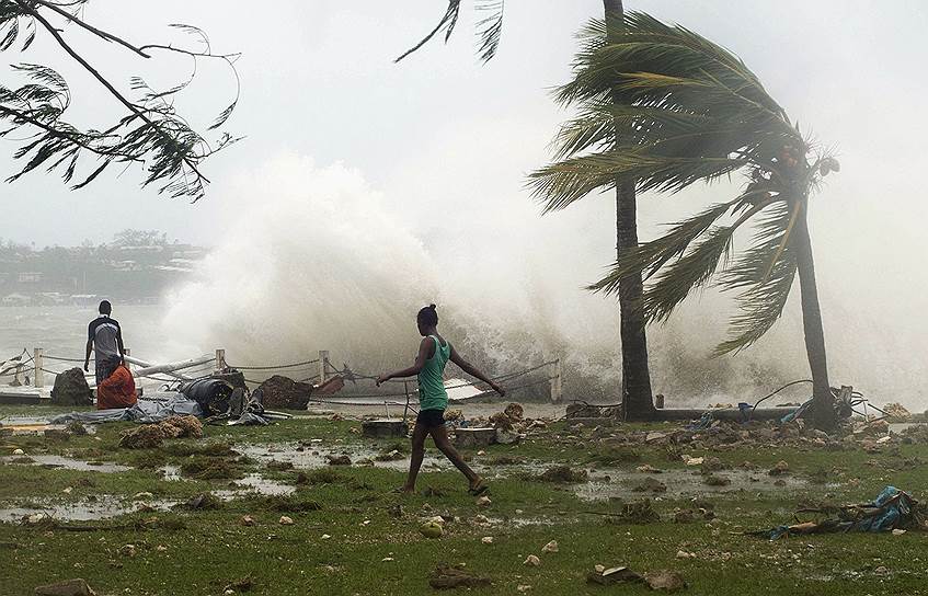В субботу, 14 марта, на тихоокеанское государство Вануату обрушился циклон «Пэм». Циклону была присвоена самая высокая пятая категория, скорость ветра достигала 300 км/ч, циклон сопровождался сильным ливнем