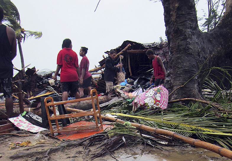 Большая часть жителей архипелага переждали циклон во временных укрытиях, что снизило количество жертв, но многие жители Вануату остались после циклона без крыши над головой. Только в эвакуационных центрах столицы насчитывается свыше 10 тыс. человек