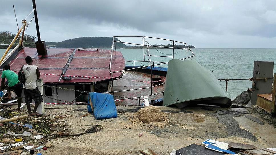 По данным властей Вануату, практически все здания, построенные не из бетона, были разрушены или серьезно повреждены