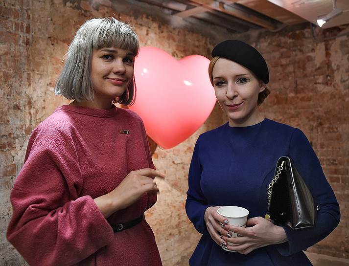 Куратор Анна Леонова (слева) и художница Саша Фролова (справа) на церемонии открытия выставки молодых российских художников #POPART в Московском музее современного искусства