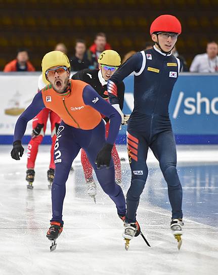 Конькобежец из Нидерланды Шинки Кнегт (слева) в забеге суперфинала на 3000 метров среди мужчин