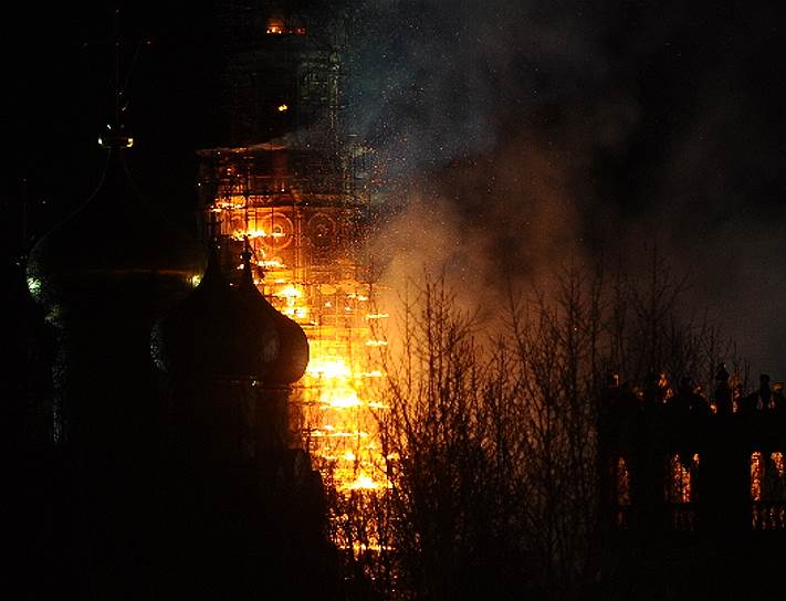 На одной из колоколен Новодевичьего монастыря вечером 15 марта загорелись строительные леса
