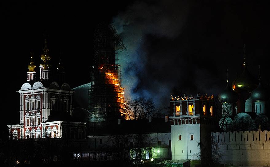 Информация о пожаре поступила в МЧС в 22:41 мск. Пламя охватило строительные леса вокруг одной из колоколен Новодевичьего монастыря, находящейся на реконструкции