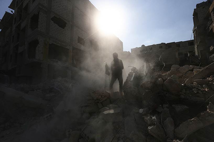 Дамаск, Сирия. Поиск выживших под обломками здания, обрушившегося после авиаудара