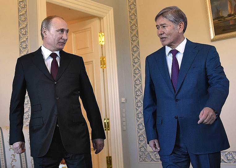 Президент России Владимир Путин (слева) и президент Киргизии Алмазбек Атамбаев