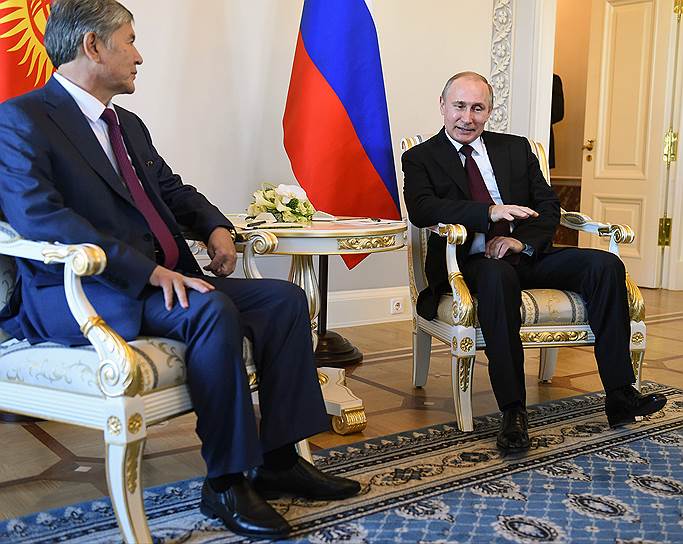 Президент Киргизии Алмазбек Атамбаев (слева) и президент России Владимир Путин