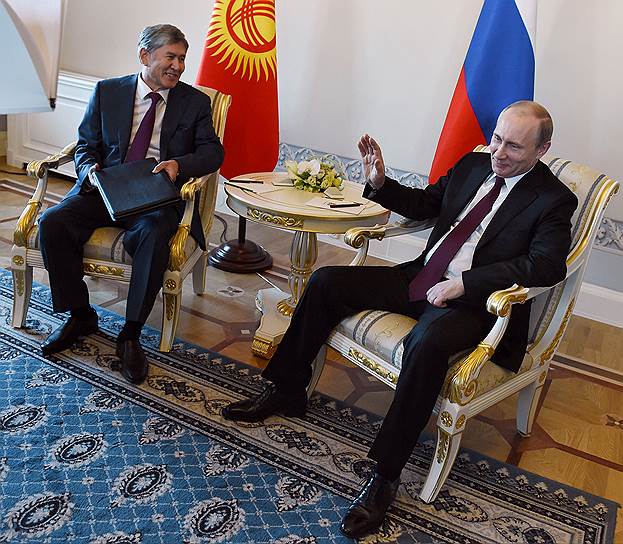 Глава Киргизии Алмазбек Атамбаев (слева) и президент России Владимир Путин
