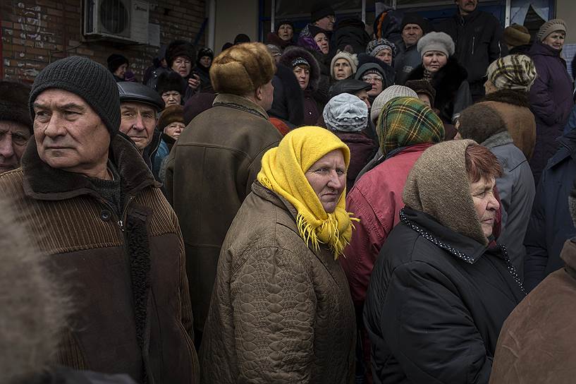 Дебальцево, Украина. Местные жители в очереди за гуманитарной помощью