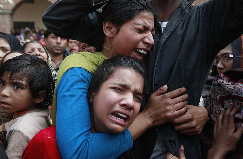 Лахор, Пакистан. Женщина из христианской общины на похоронах погибшего в результате теракта в церкви