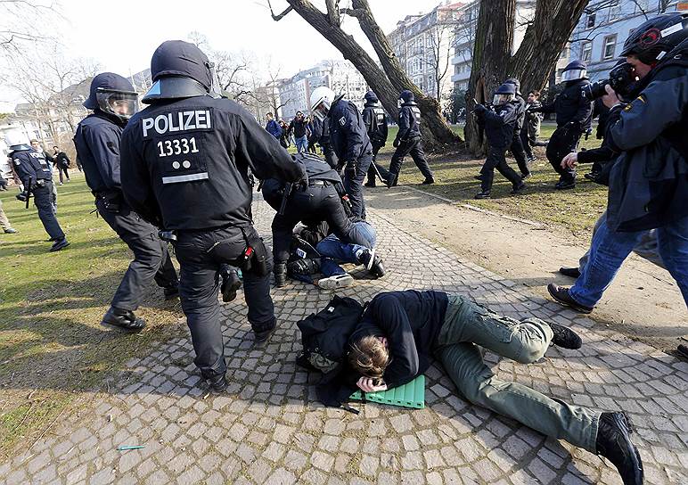 Дойдя до комплекса ЕЦБ, радикалы прорвали оцепление и вступили в противостояние с полицией
