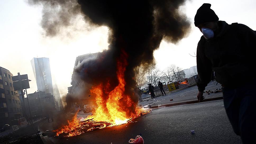 В немецком Франкфурте-на-Майне 18 марта утром начались столкновения между представителями леворадикального движения Blockupy и полицией
