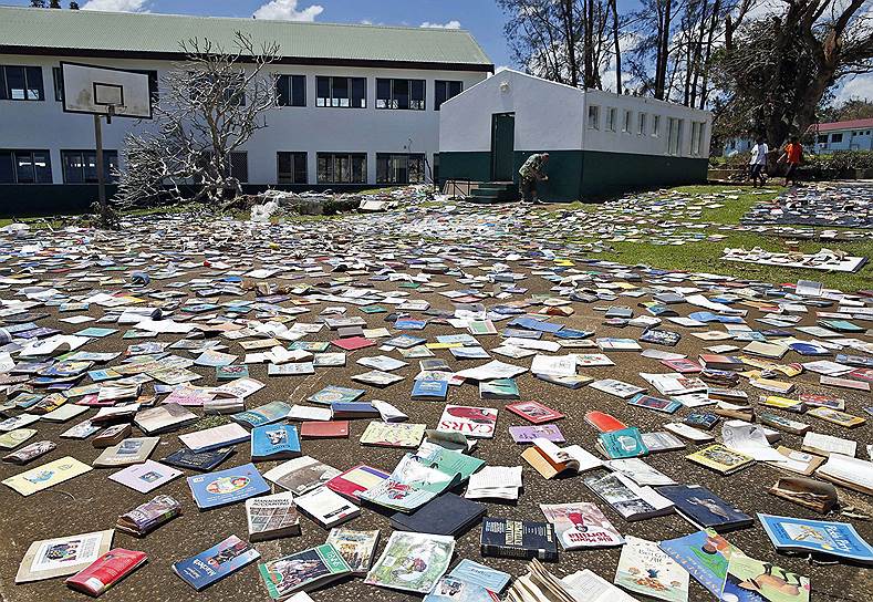 Порт-Вила, Вануату. Книги и учебники, разложенные для сушки возле Центральной школы. Мощный циклон Пэм, обрушившийся на тихоокеанское островное государство, разрушил целые районы и стал причиной гибели по меньшей мере 10 человек