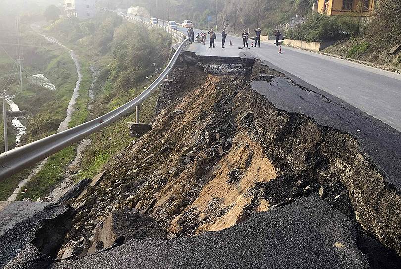 Кайли, провинция Гуйчжоу, Китай. Обвал грунта на дороге на окраине города. При обрушении дороги никто не пострадал