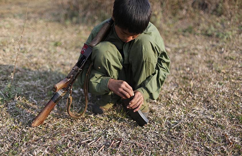 Кокан, Мьянма. 15-летний солдат «Армии национально-демократического альянса», повстанческой группировки, действующей на севере страны