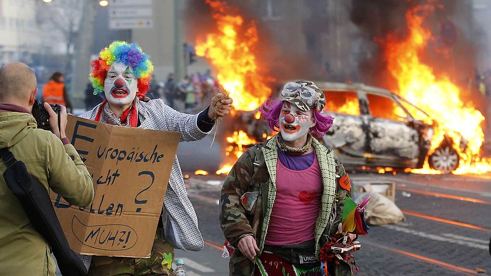 Рано утром около 10 тыс. человек из движения Blockupy прошли маршем по Франкфурту под лозунгами «Смерть капитализму!» и «К черту Евробанк»