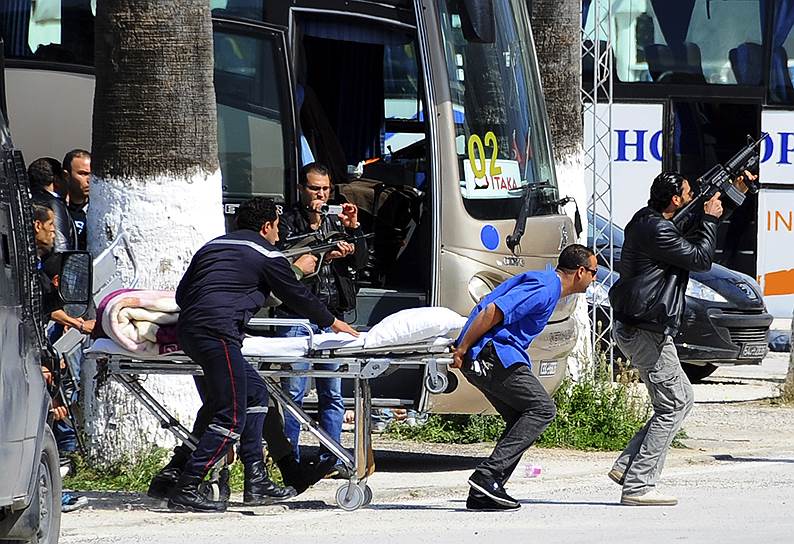 Тунис, Тунис. Медики под прикрытием силовиков бегут к зданию музея Бардо, захваченному боевиками. В результате атаки террористов погибли 19 человек