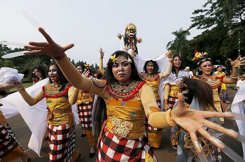 Джакарта, Индонезия. Балийские танцовщицы во время ритуала перед праздником под названием День Тишины