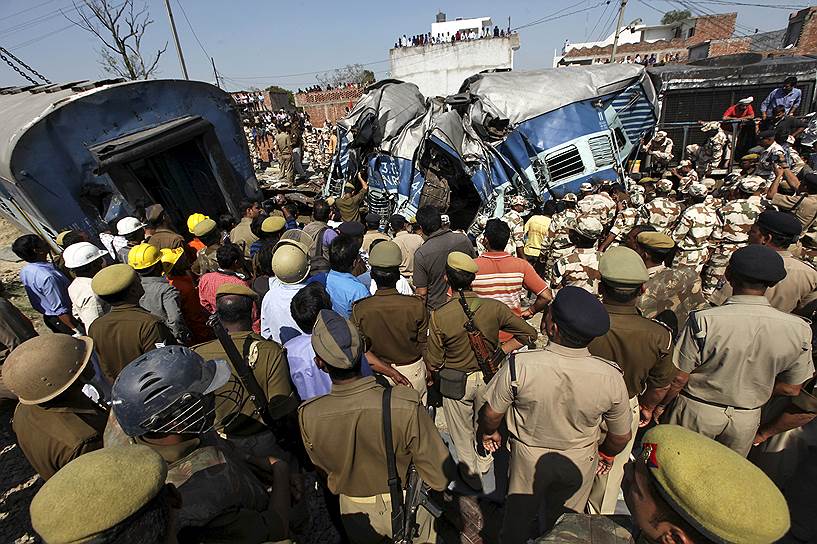 Уттар-Прадеш, Индия. Спасатели на месте крушения пассажирского поезда