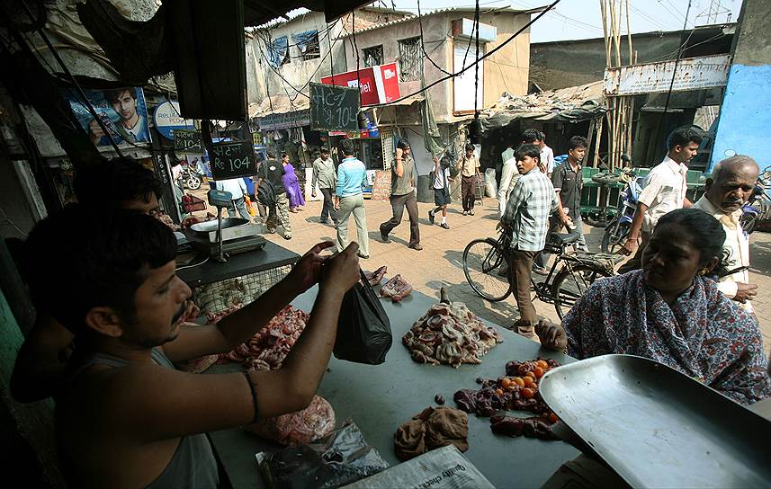 На рынках в Дхарави продают выращенные собственным трудом овощи и фрукты, а также ткани собственного производства