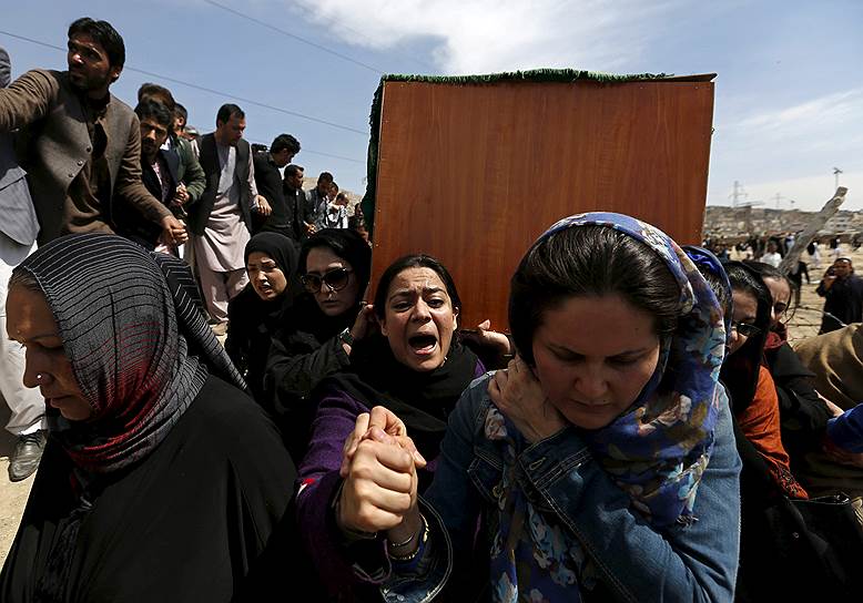 Кабул, Афганистан. Активисты, борющиеся за права женщин, несут гроб девушки, которую забили до смерти и подожгли