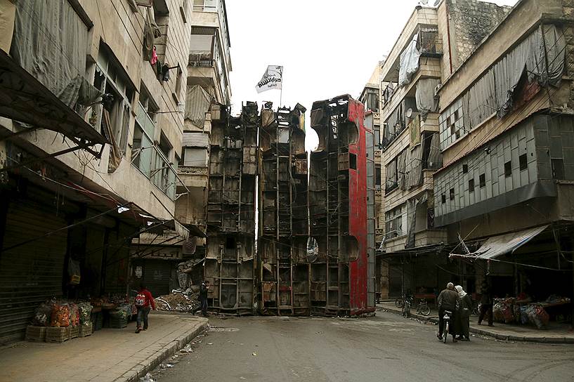 Алеппо, Сирия. Улица, забаррикадированная перевернутыми автобусами для защиты от снайперов