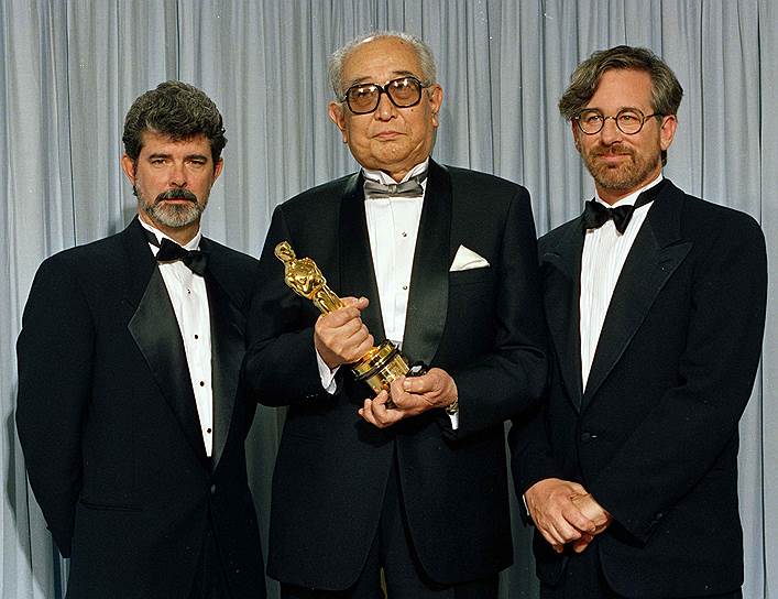 «Кино является действительно ценным средством связи между людьми»
&lt;br>В 1990 году Акира Куросава получил почетный «Оскар» за выдающиеся заслуги в кинематографе
&lt;br>На фото: с Джорджем Лукасом (слева) и Стивеном Спилбергом (справа)
