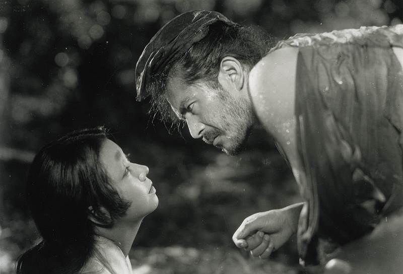 В 1950 году на кинофестивале в Венеции был показан фильм Куросавы «Расёмон» (кадр на фото) — история о поиске истины, поставленная по произведениям Рюноскэ Акутагавы «Ворота Расёмон» и «В чаще». Тосиро Мифунэ сыграл в картине главную роль самурая. Фильм получил гран-при кинофестиваля «Золотой Лев» и выиграл «Оскар» в категории «Лучший фильм на иностранном языке»