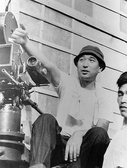 Акира Куросава родился 23 марта 1910 года в Японии в многодетной семье. С детства он увлекался живописью, одна из картин будущего режиссера даже попала на престижную выставку «Ника-тэн». Впрочем, выпускник Академии изящных искусств так и не осуществил свою мечту стать художником: в 1936 году он начал работать в кино в качестве ассистента режиссера Кадзиро Ямамото 