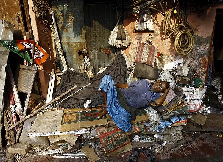 Калькутта, Индия. Рабочий спит на городском рынке 