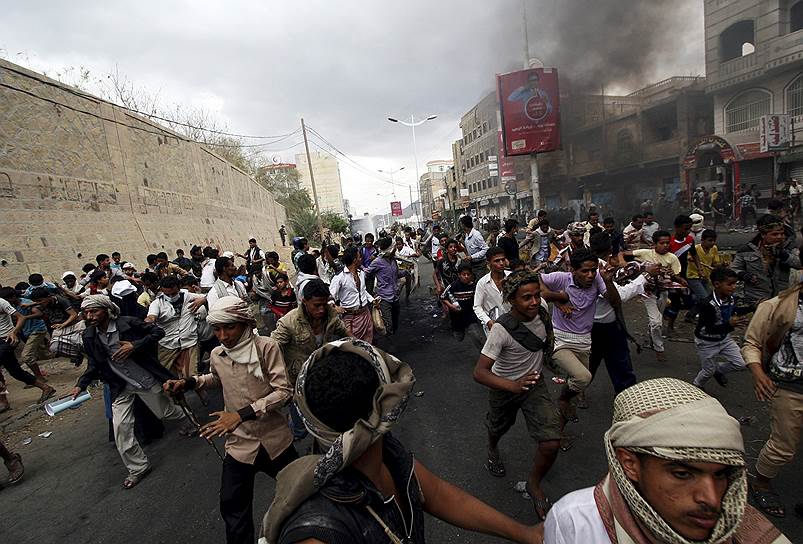 Таиз, Йемен. Демонстранты, протестующие против боевиков Хути, бегут от полиции, открывшей огонь в воздух
