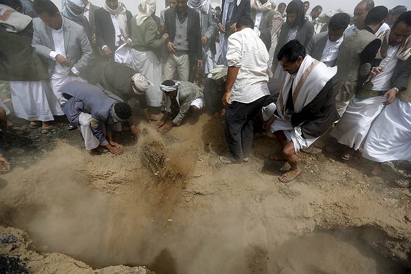 Сана, Йемен. Похороны погибших во время пятничных терактов в мечетях столицы страны