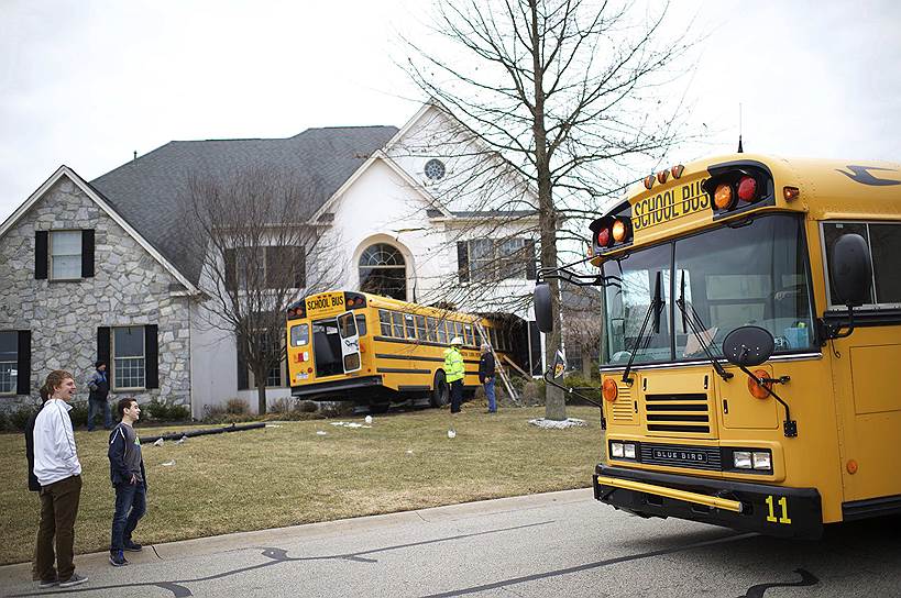 Блу-Белл, штат Пенсильвания, США. Школьный автобус, перевозивший 9 учеников начальной школы, потерял управление и врезался в жилой дом. В аварии, по сообщениям СМИ, никто серьезно не пострадал